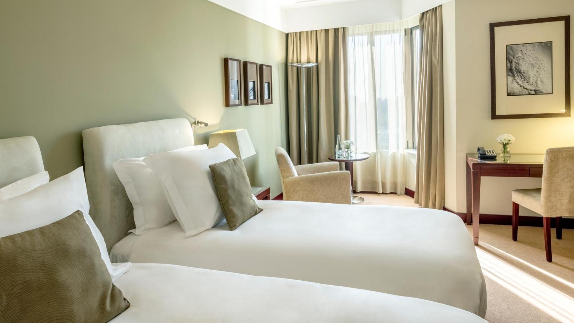 Crowne Plaza Porto By Ihg Hotell Exteriör bild A typical room at the hotel