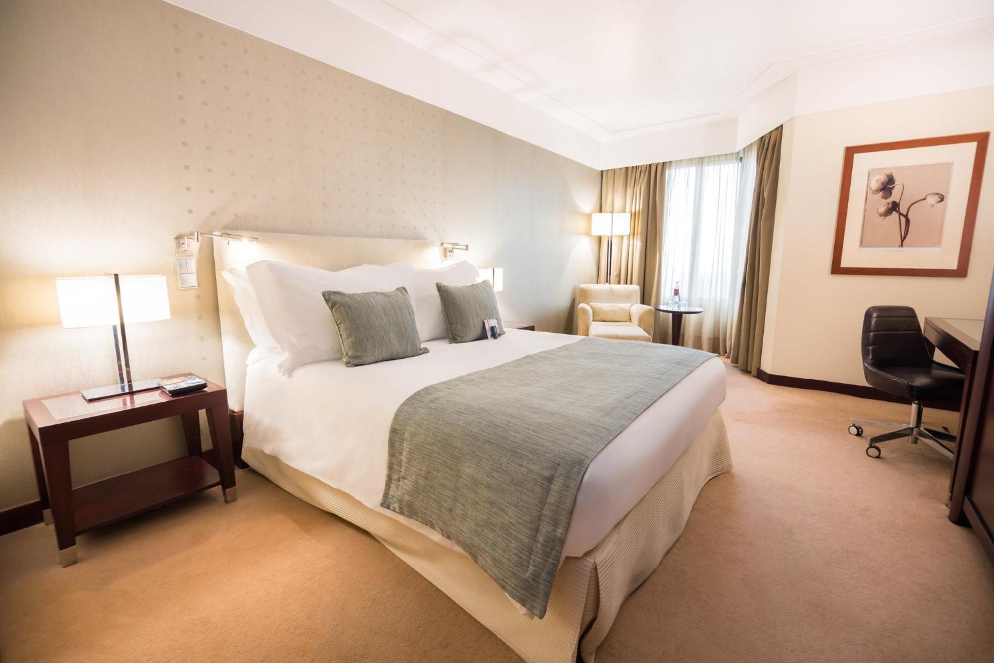 Crowne Plaza Porto By Ihg Hotell Exteriör bild A room at the hotel