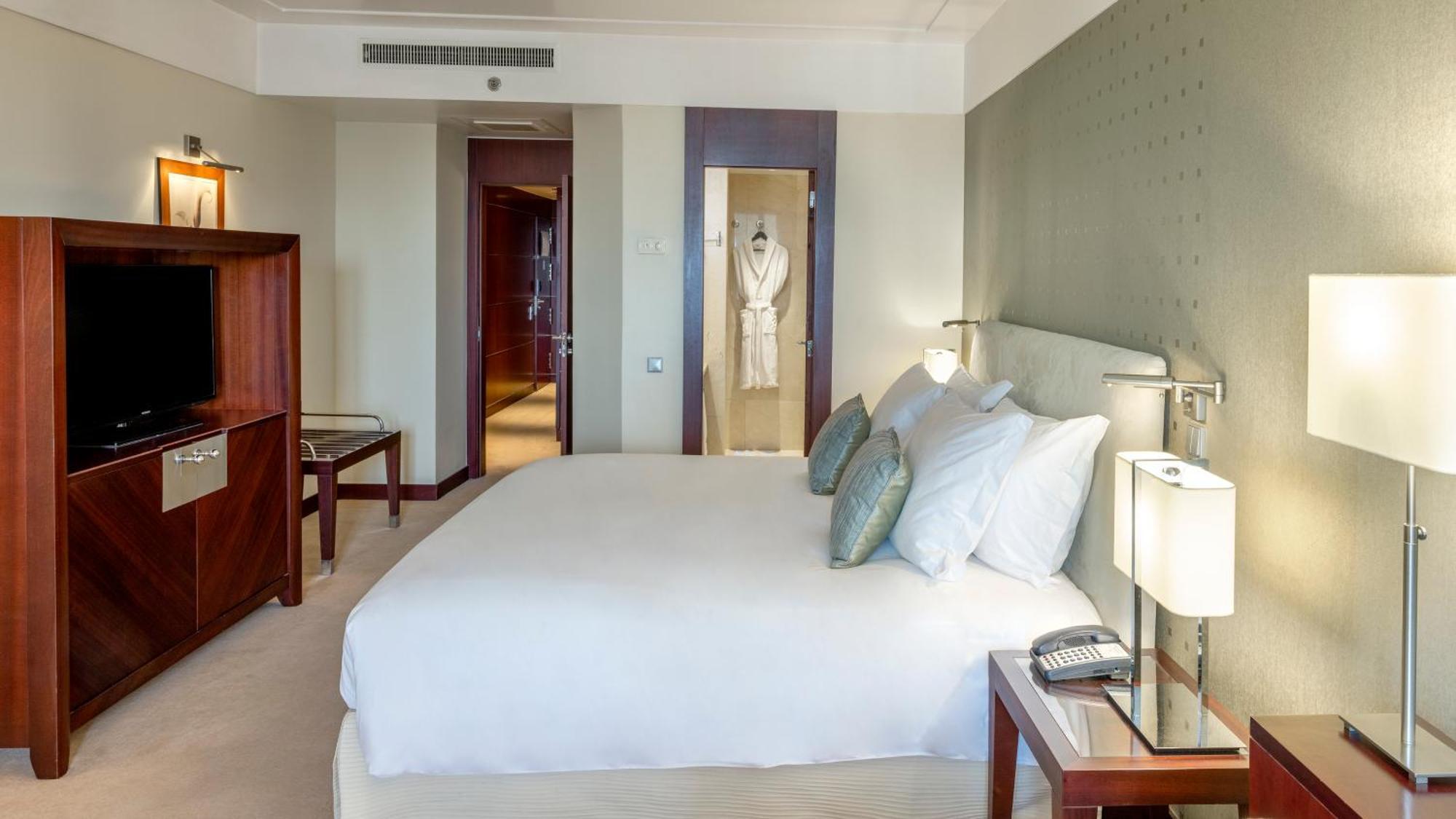 Crowne Plaza Porto By Ihg Hotell Exteriör bild A bedroom at the hotel