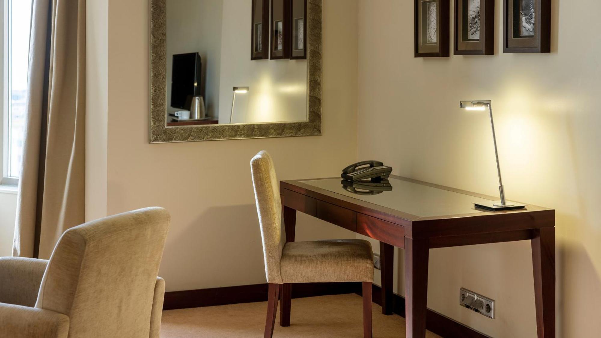 Crowne Plaza Porto By Ihg Hotell Exteriör bild A desk with a built-in light