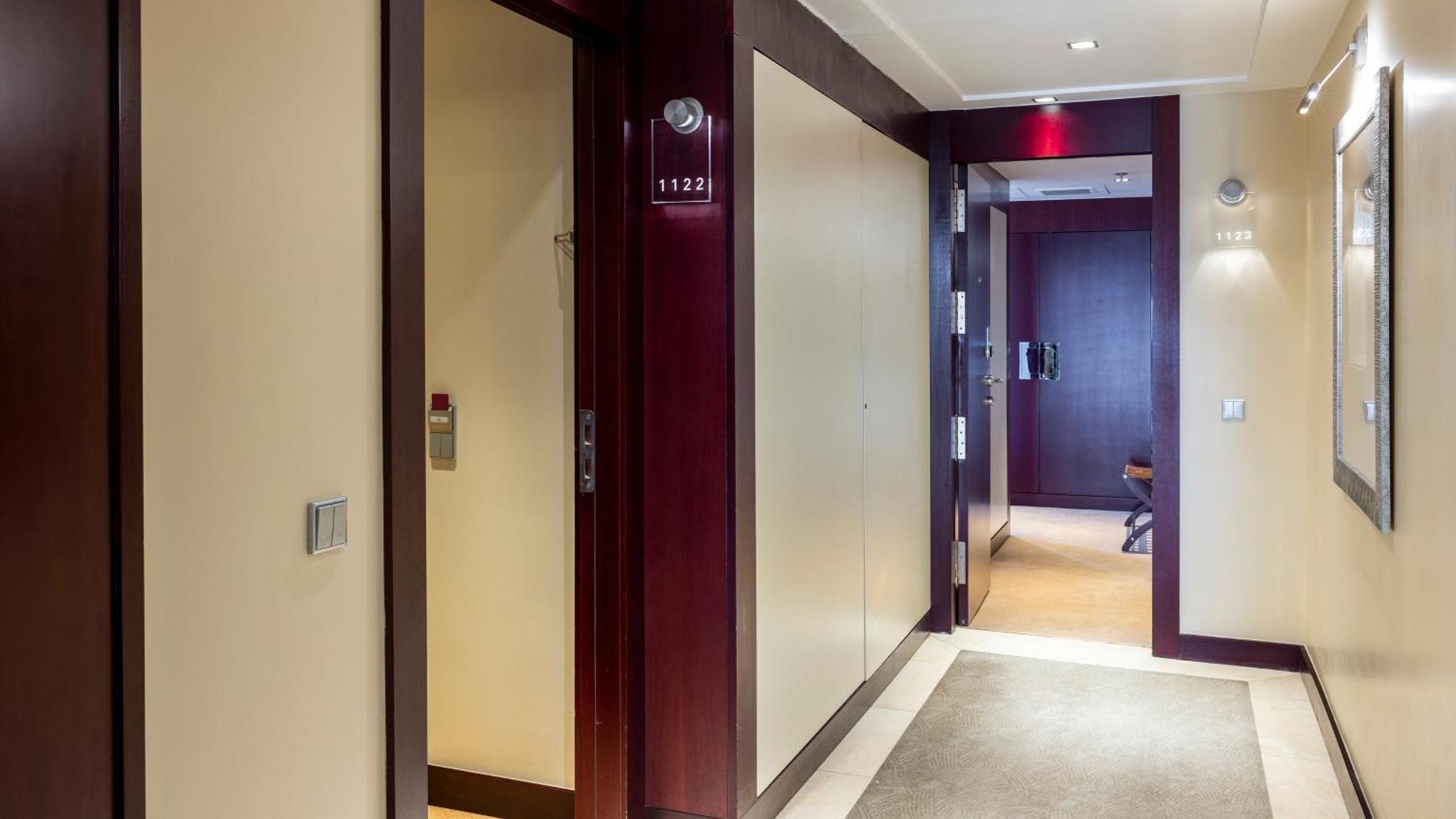 Crowne Plaza Porto By Ihg Hotell Exteriör bild A typical hotel room