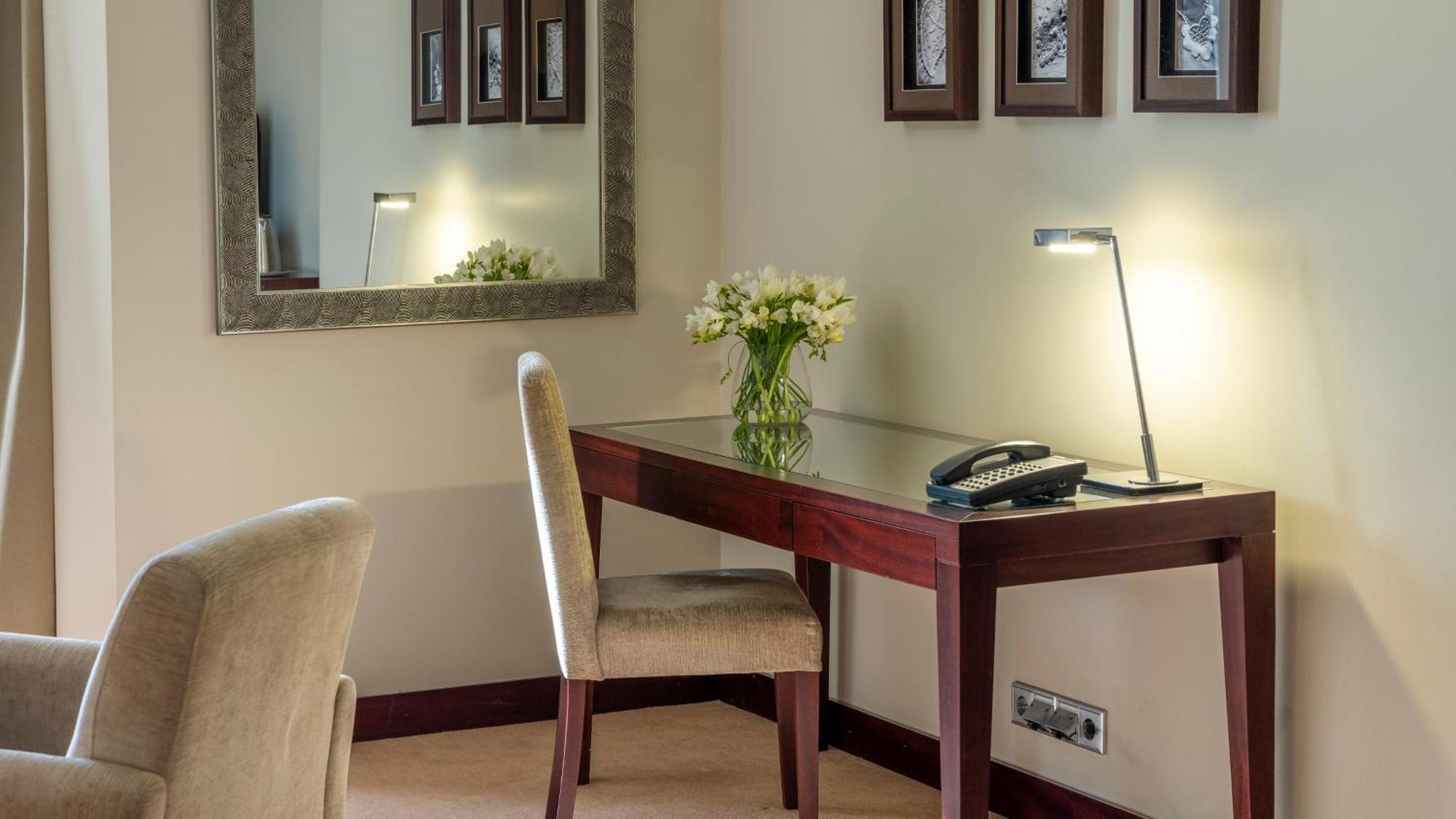 Crowne Plaza Porto By Ihg Hotell Exteriör bild A desk with a telephone and a lamp