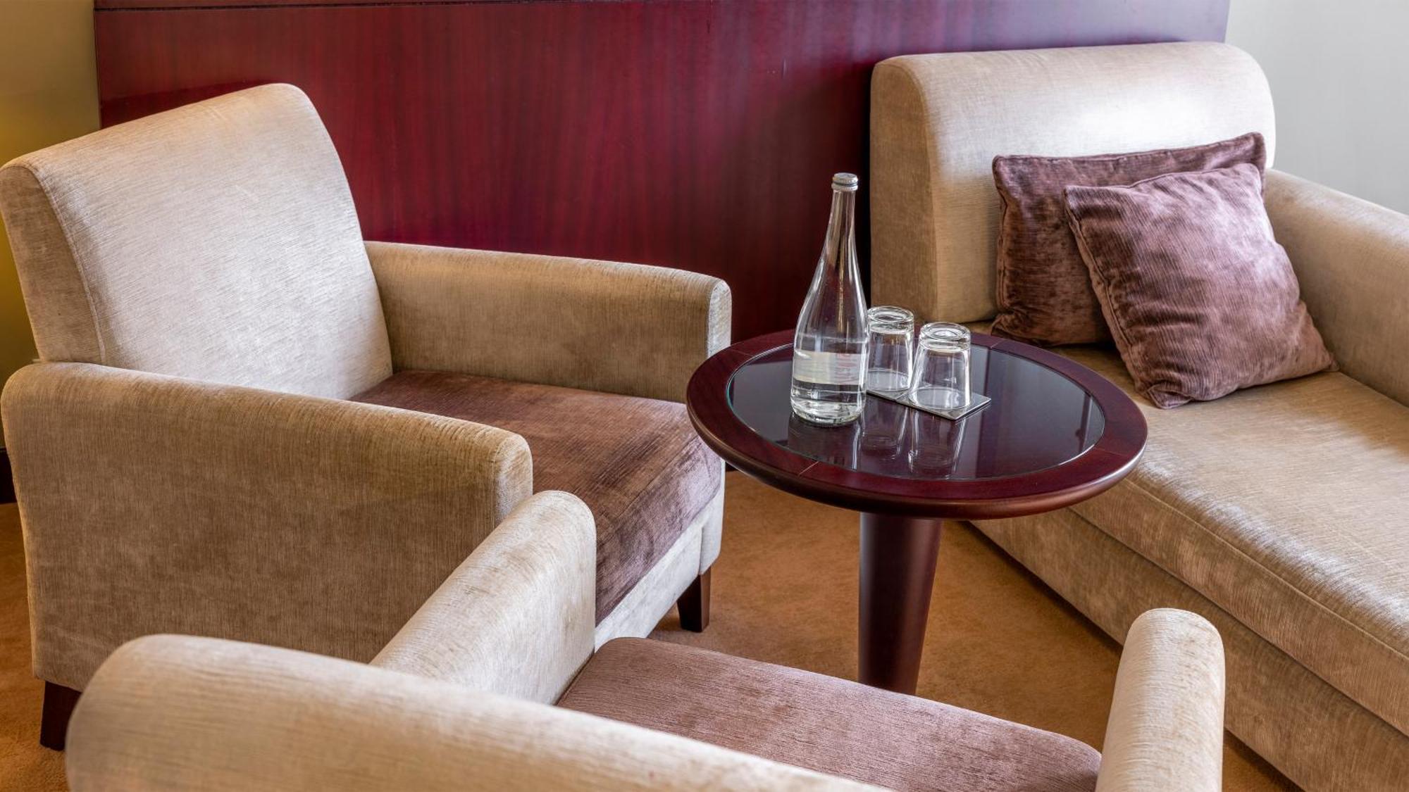 Crowne Plaza Porto By Ihg Hotell Exteriör bild A table with a glass bottle and a glass cup