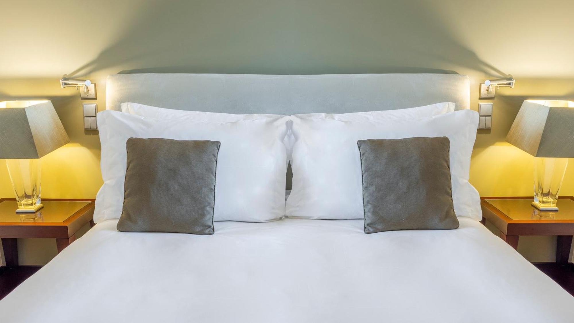 Crowne Plaza Porto By Ihg Hotell Exteriör bild A bed with cushions
