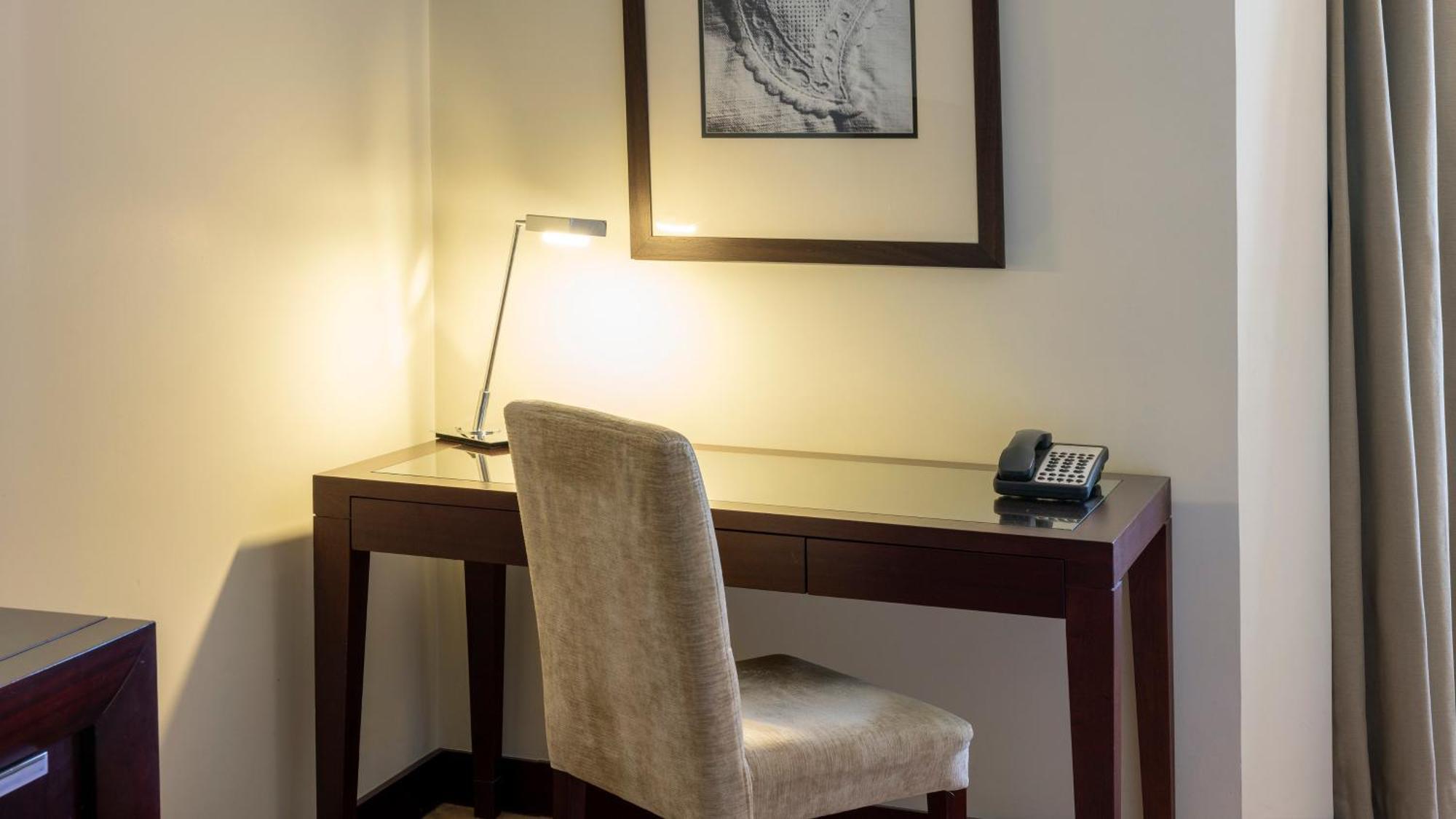 Crowne Plaza Porto By Ihg Hotell Exteriör bild A writing desk in a hotel room