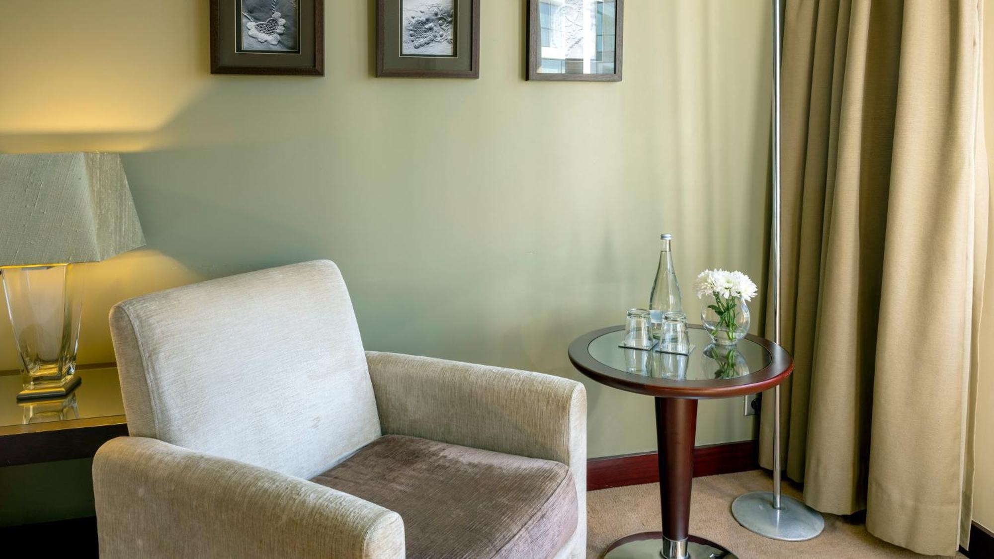 Crowne Plaza Porto By Ihg Hotell Exteriör bild A floor lamp