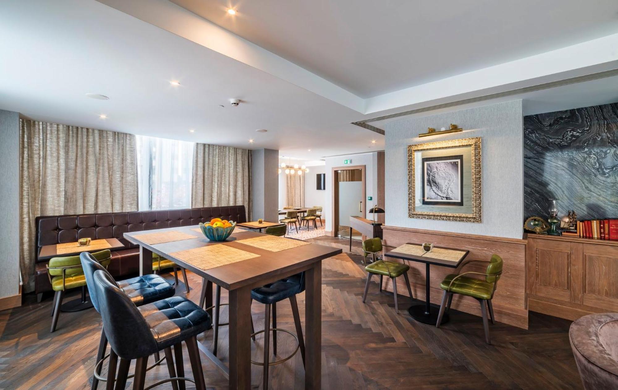 Crowne Plaza Porto By Ihg Hotell Exteriör bild The Club at London Heathrow Airport