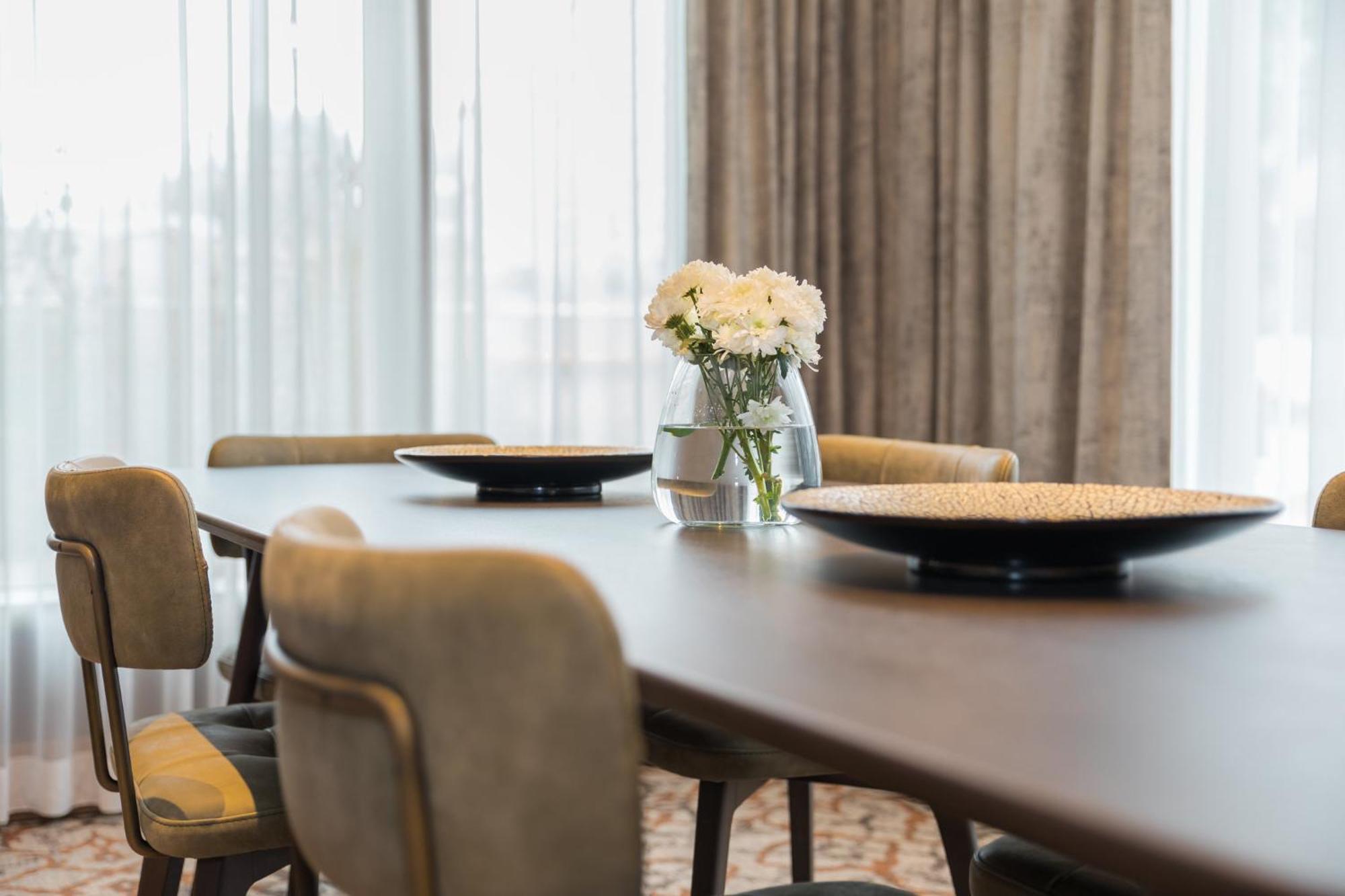 Crowne Plaza Porto By Ihg Hotell Exteriör bild A dining room table with a vase of flowers