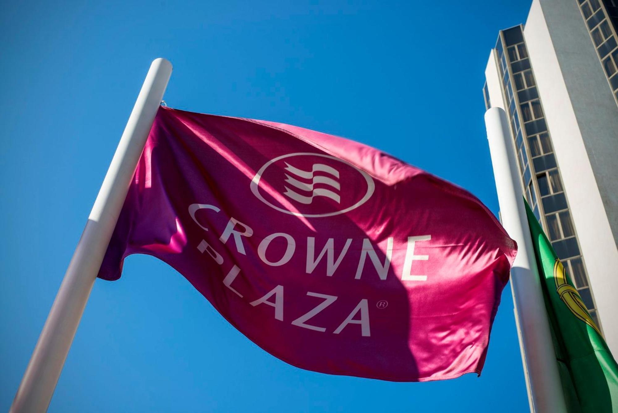 Crowne Plaza Porto By Ihg Hotell Exteriör bild Crown Plaza flag