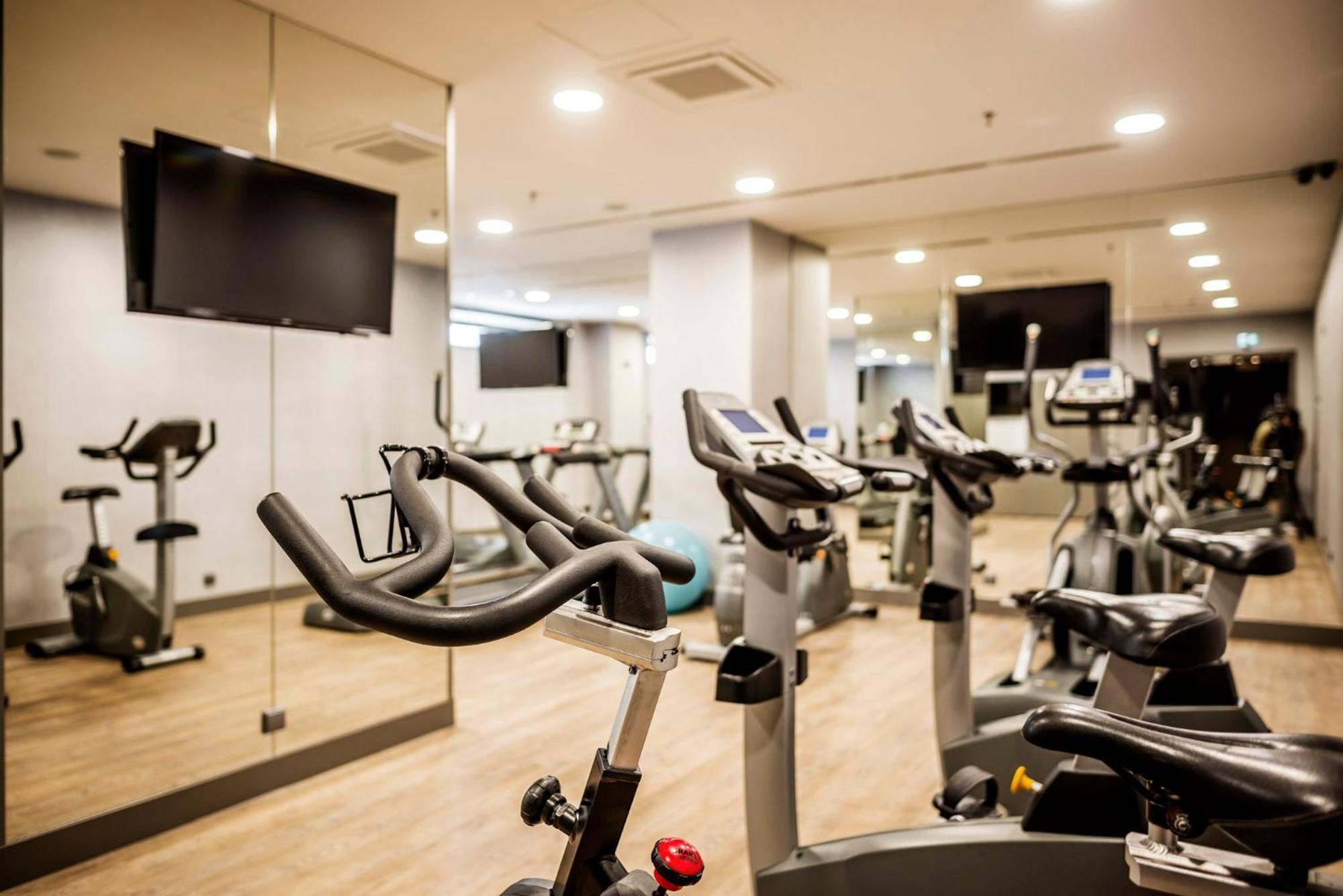 Crowne Plaza Porto By Ihg Hotell Exteriör bild The gym at the hotel