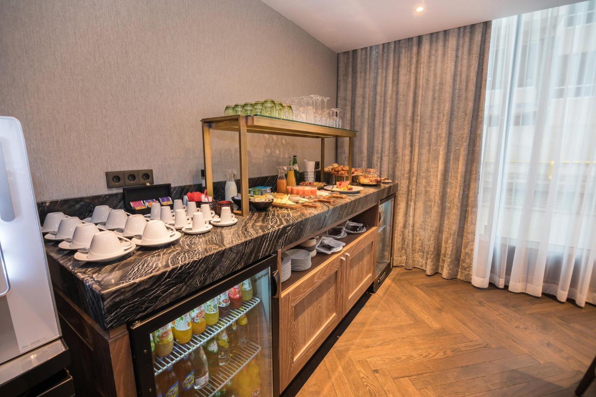 Crowne Plaza Porto By Ihg Hotell Exteriör bild The buffet at the lounge