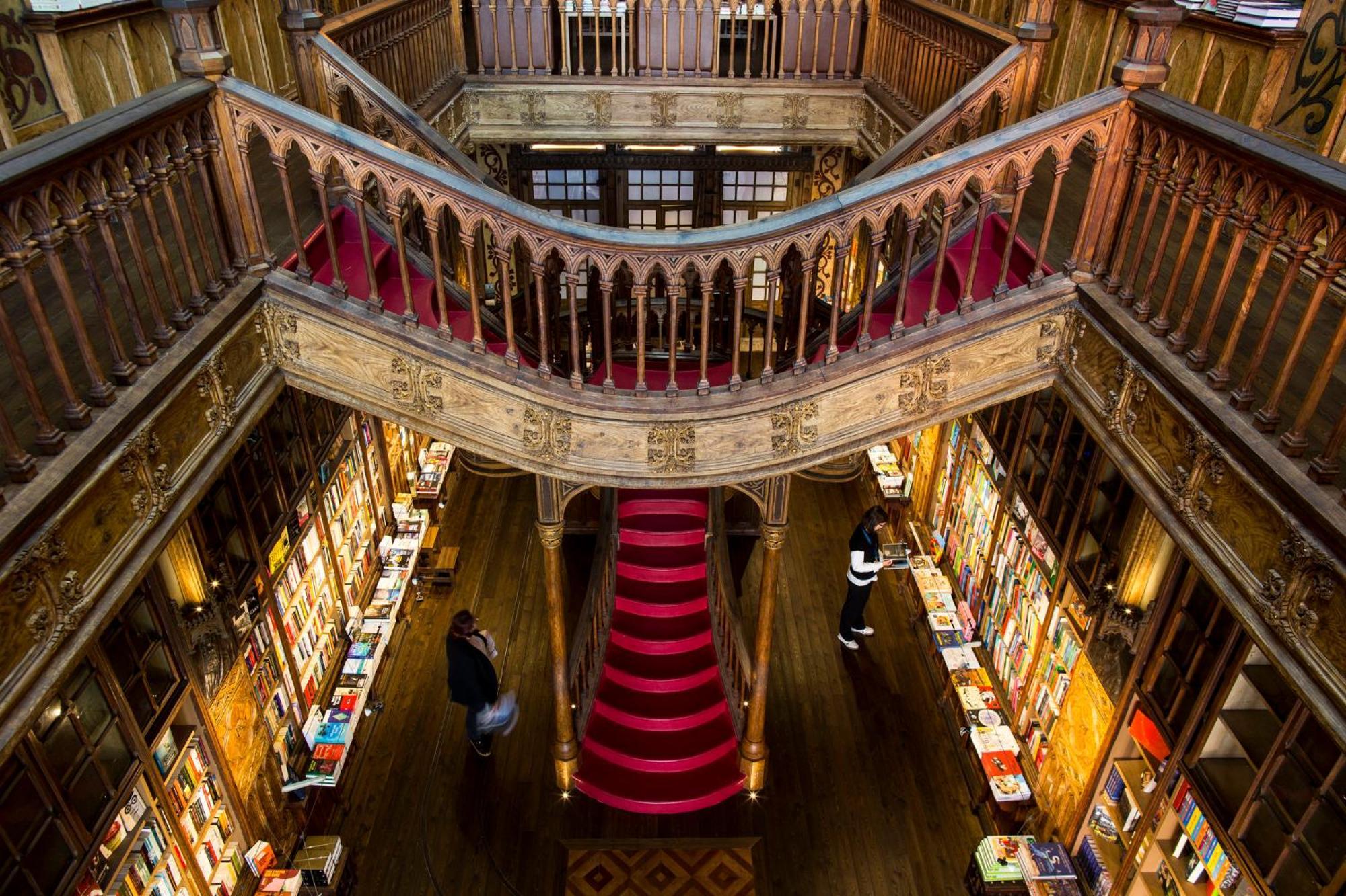 Crowne Plaza Porto By Ihg Hotell Exteriör bild The interior of the bookstore