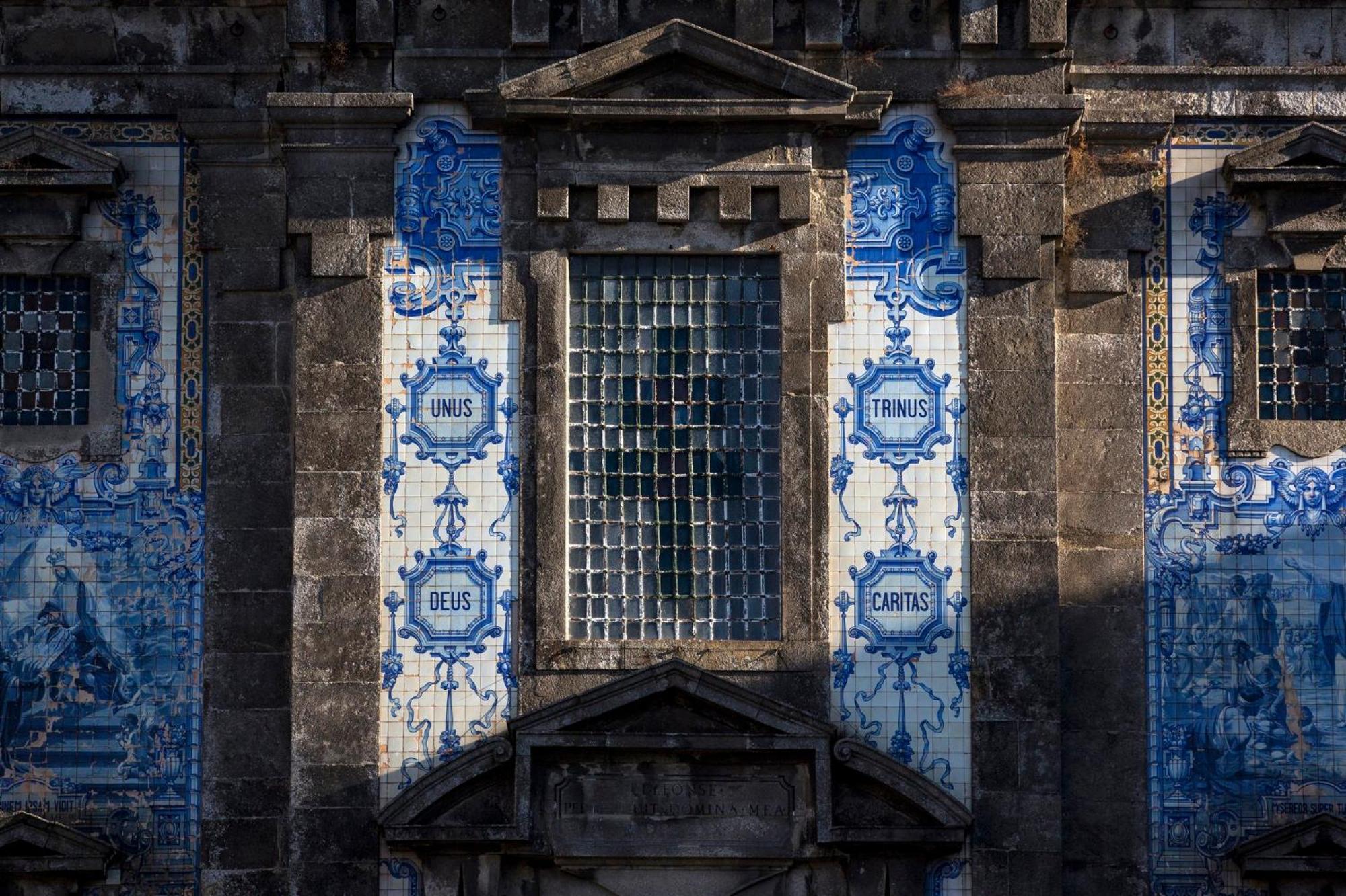 Crowne Plaza Porto By Ihg Hotell Exteriör bild Azulejos in the facade of the church of São Francisco, in Coimbra, Portugal